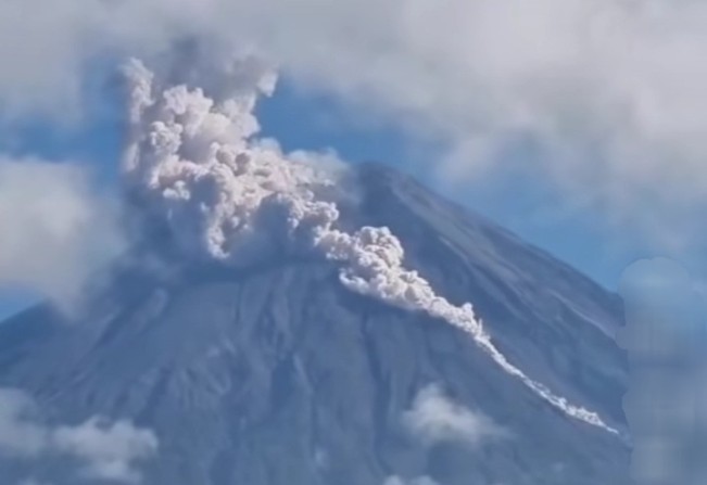 Gunung Semeru Erupsi Hari Ini Senin, 25 Agustus 2025: Letusan Setinggi 700 meter